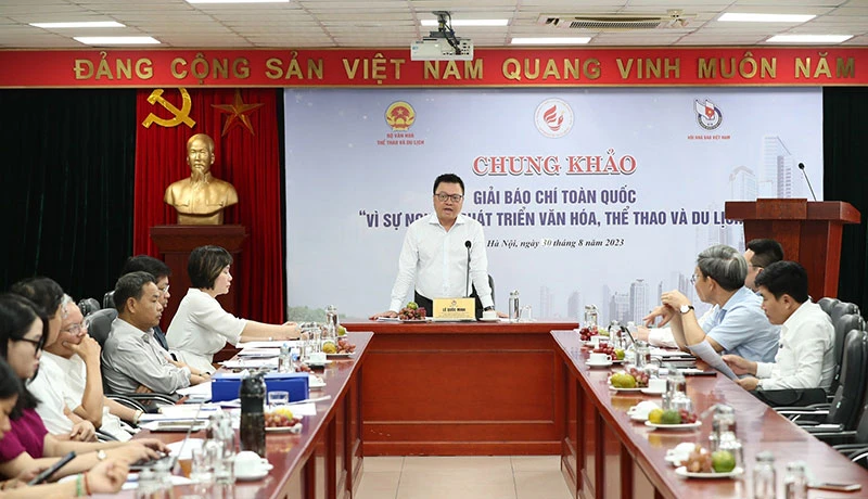 Hội đồng chung khảo Giải báo chí toàn quốc “Vì sự nghiệp phát triển văn hóa, thể thao và du lịch” lần thứ nhất. (Ảnh: TRẦN HUẤN)