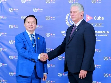 Chủ tịch Cuba Miguel Díaz-Canel đón Phó Thủ tướng Trần Hồng Hà trước giờ khai mạc Hội nghị. (Ảnh: Báo Chính phủ)