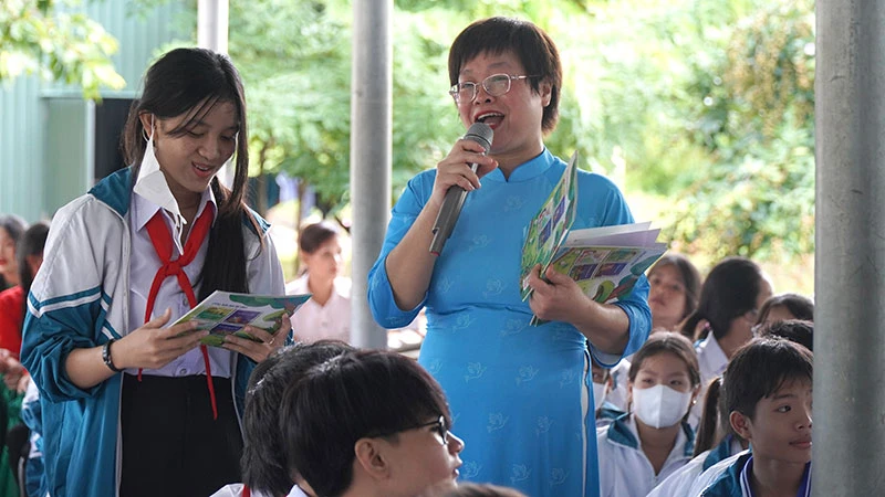 Giám đốc, Tổng Biên tập Nhà xuất bản Phụ nữ Việt Nam Khúc Thị Hoa Phượng chia sẻ về bộ sách. (Ảnh: Nhà xuất bản Phụ nữ Việt Nam)