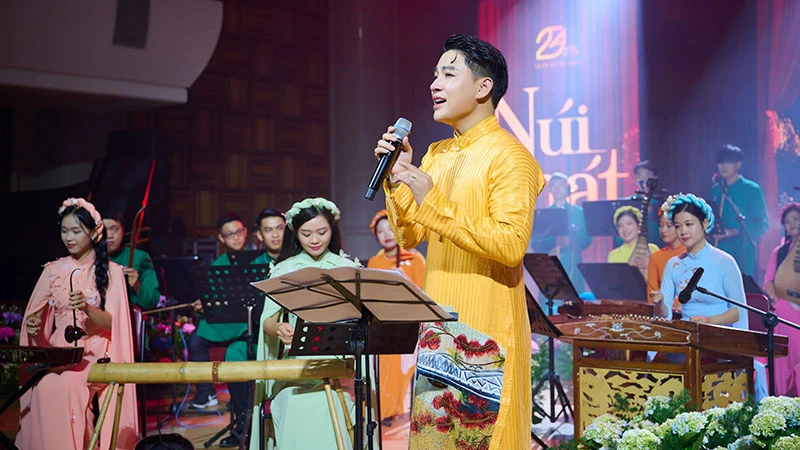 Trần Tùng Anh trong buổi ra mắt album. (Ảnh: VŨ TOÀN)