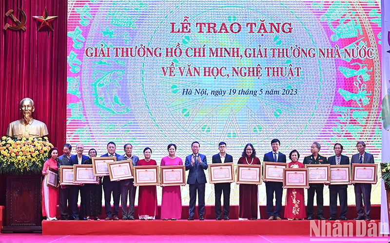 Chủ tịch nước Võ Văn Thưởng trao tặng Giải thưởng Hồ Chí Minh cho các tác giả, đại diện gia đình các tác giả. (Ảnh: ĐĂNG KHOA)