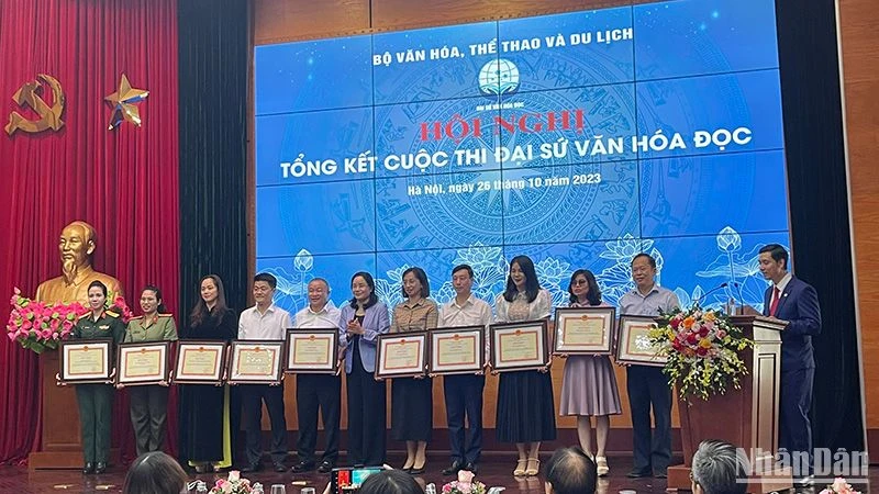 Trao giải thưởng cho các tập thể thành tích xuất sắc trong quá trình tổ chức cuộc thi.