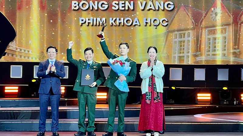 Giải Bông Sen Vàng cho phim khoa học “Nghiên cứu về Ứng dụng trong chữa cháy”. (Ảnh: ĐAQĐ)