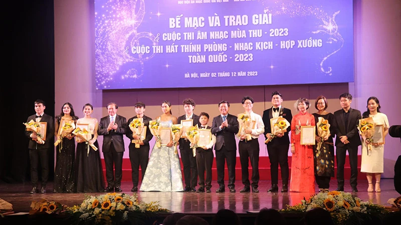 Các thí sinh giành giải thưởng tại hai cuộc thi. (Ảnh: Ban tổ chức)