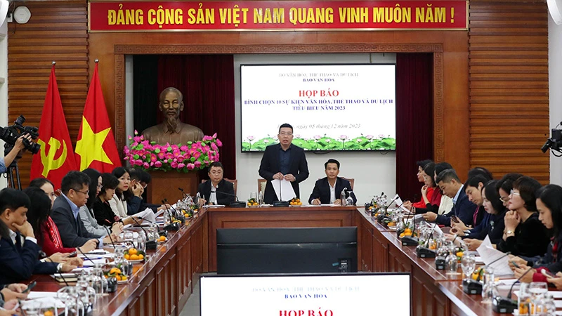 Nhà báo Nguyễn Anh Vũ, Tổng Biên tập Báo Văn hóa thông tin về nội dung bình chọn. (Ảnh: TRẦN HUẤN)