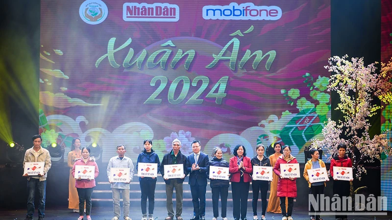 Đồng chí Bùi Thị Minh Hoài và đồng chí Lê Quốc Minh trao sổ tiết kiệm cho đại diện các gia đình.