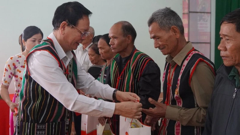 Đồng chí Ngô Thanh Danh, Bí thư Tỉnh ủy, Trưởng đoàn Đại biểu quốc hội tỉnh Đắk Nông tặng quà các gia đình tiêu biểu vùng đồng bào dân tộc thiểu số. 
