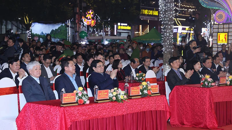 Thủ tướng Phạm Minh Chính và các đồng chí lãnh đạo, đại biểu tham dự Chương trình Non nước Cao Bằng. (Ảnh: DƯƠNG GIANG - NHẬT BẮC)