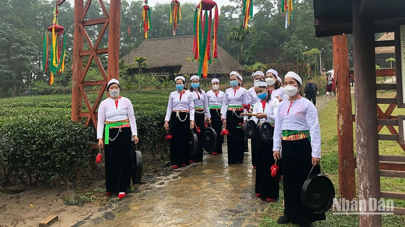 Đồng bào người Mường đón du khách đầu năm ở làng Mường.