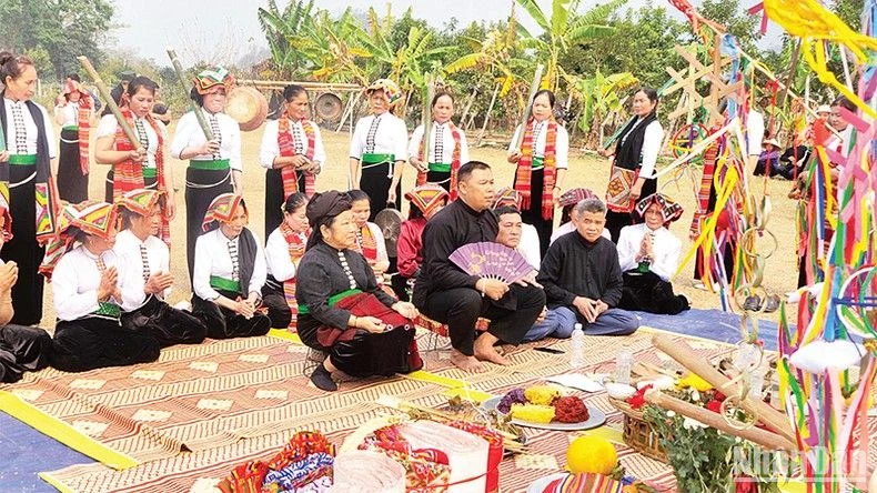 Lễ cầu mưa của người dân tộc Thái ở xã Mường Sang, huyện Mộc Châu, Sơn La. (Ảnh: QUỐC TUẤN)