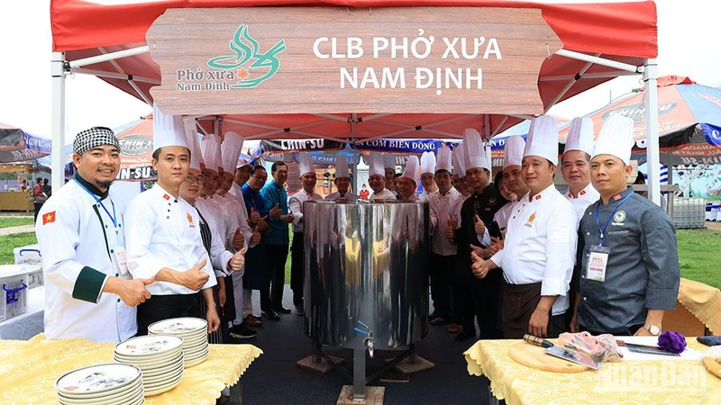 Thưởng thức 2.500 bát phở từ nồi phở khổng lồ