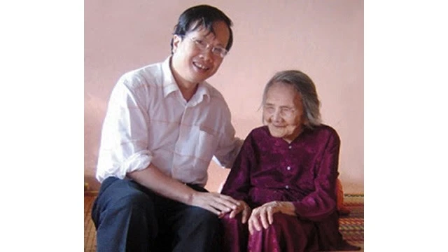 Nhà điêu khắc Đinh Gia Thắng trong một lần đến thăm mẹ Thứ năm 2006.