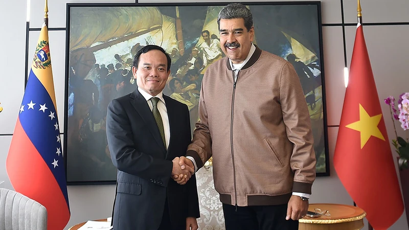 Tổng thống Venezuela Nicolás Maduro chào mừng Phó Thủ tướng Trần Lưu Quang tới thăm Venezuela. (Ảnh: VGP)