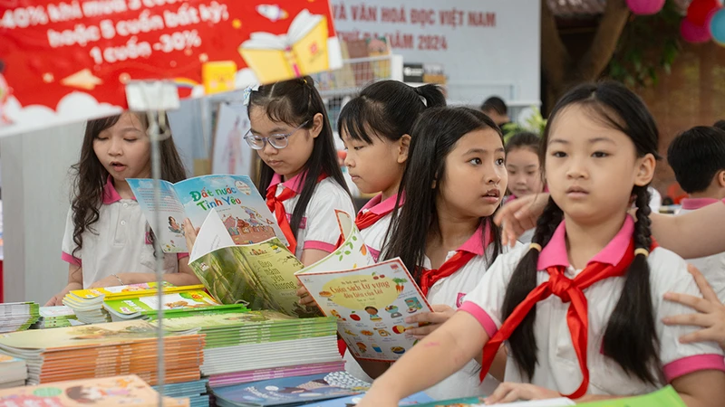 Hội sách góp phần giúp các em nhỏ rèn luyện thói quen đọc sách. (Ảnh: Đinh Tị Books)