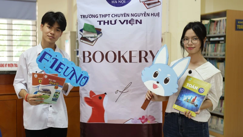 Hơn 600 quyển sách giáo khoa dành tặng các em nhỏ vùng cao