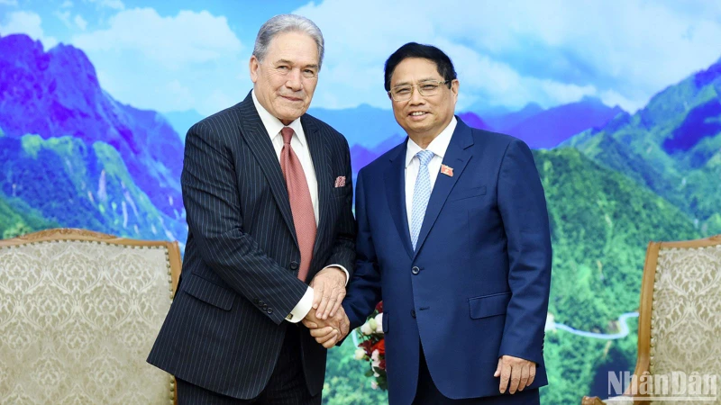Thủ tướng Phạm Minh Chính và Phó Thủ tướng, Bộ trưởng Ngoại giao New Zealand Winston Peters. (Ảnh: TRẦN HẢI)