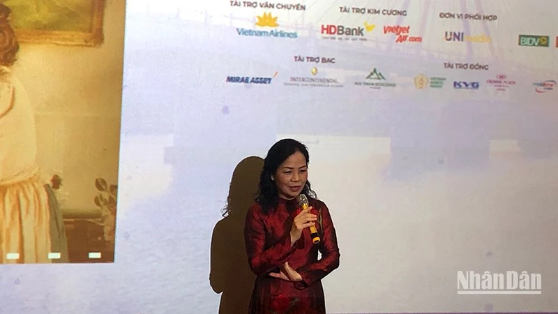 Tiến sĩ Ngô Phương Lan phát biểu tại buổi khai mạc chương trình.