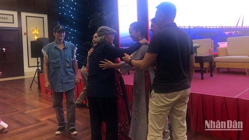 Những cái ôm, những nụ cười, và những giọt nước mắt dành cho vị đạo diễn huyền thoại của điện ảnh Việt.