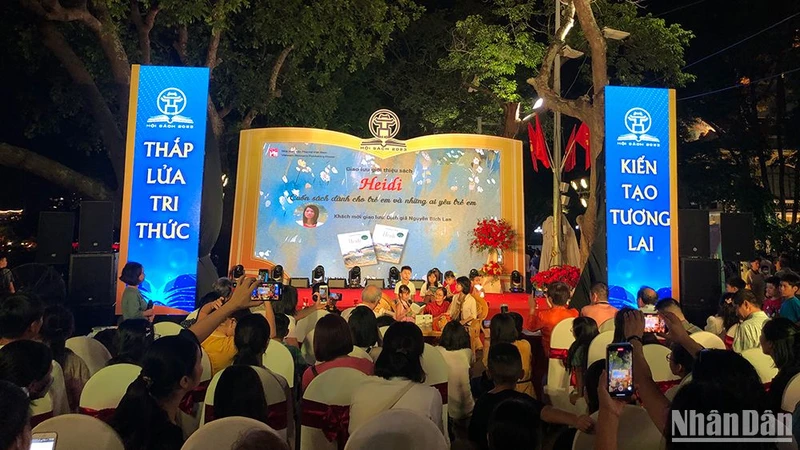 Một buổi giao lưu giới thiệu sách của Nhà xuất bản Phụ nữ Việt Nam trong Hội sách Hà Nội 2023.