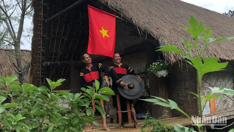 Trình diễn chiêng đón khách tại cụm làng Tây Nguyên.