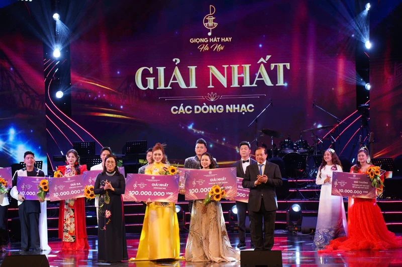 Các thí sinh Nguyễn Thị Thùy Linh và Bùi Huyền Trang được trao giải Nhất. (Ảnh: PHẠM MẠNH)
