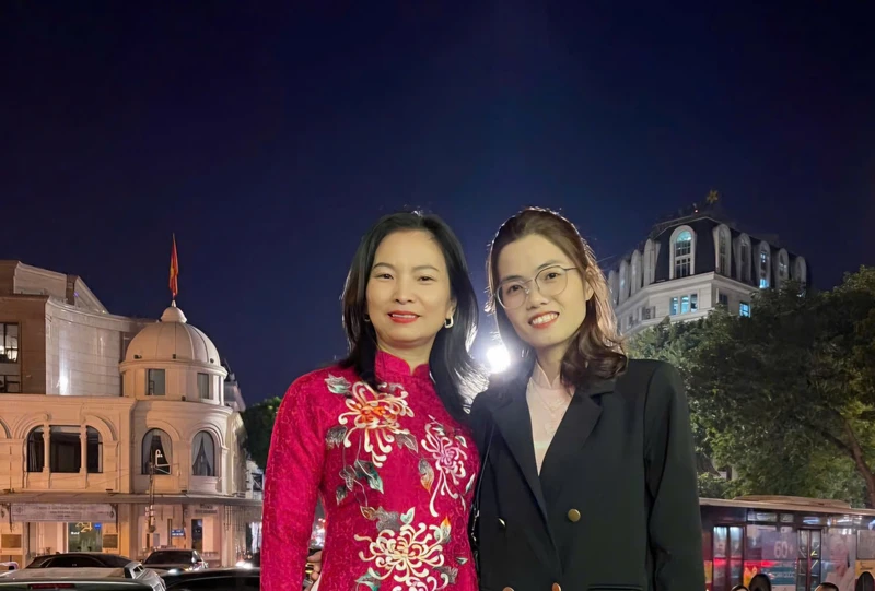 Hai dịch giả cuốn “Nghệ thuật An Nam”. (Ảnh: MAI LỮ)