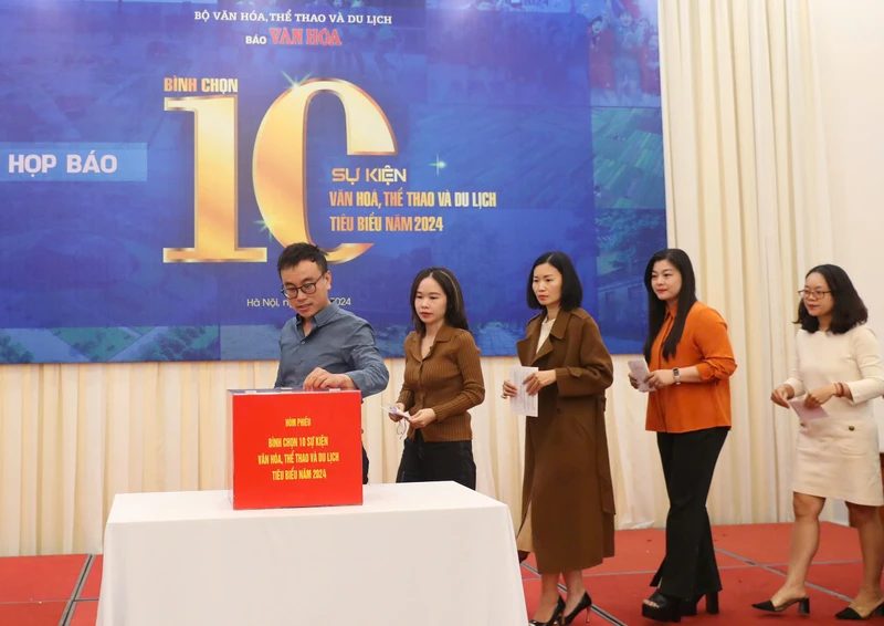 Các nhà báo bỏ phiếu bình chọn 10 sự kiện nổi bật của ngành văn hóa. (Ảnh: TRẦN HUẤN)