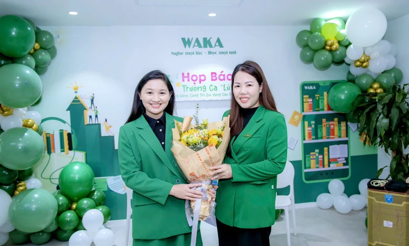 Nhà thơ Lữ Mai và bà Phùng Thị Như Quỳnh, Phó Giám đốc WAKA.