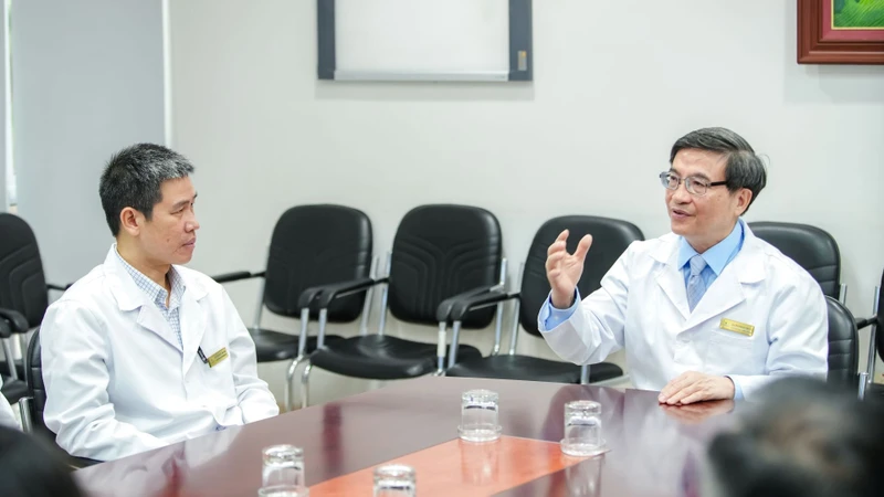 Bác sĩ đa chuyên khoa phối hợp tìm ra phương án điều trị cho bệnh nhân. 