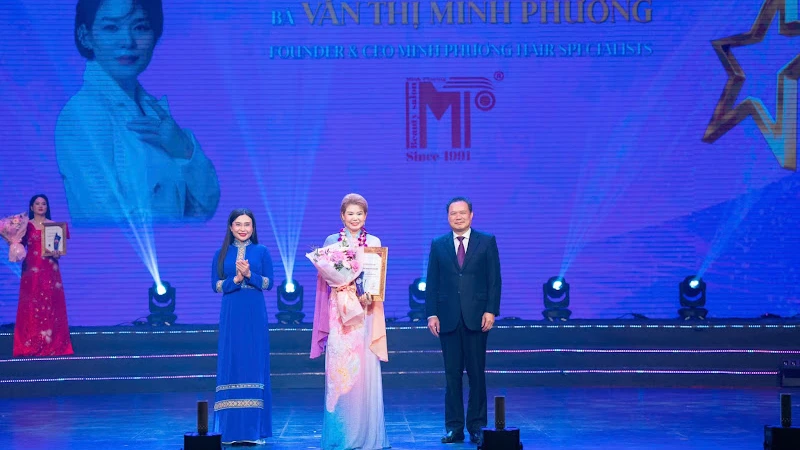 Nhà tạo mẫu Văn Thị Minh Phương tại lễ trao giải VNBA Beauty Awards 2025.