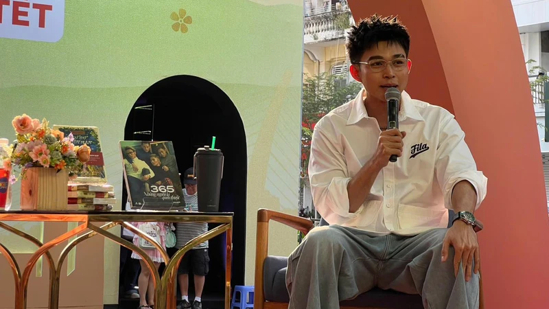 Jun Phạm chia sẻ về đọc và viết. (Ảnh: Phương Nam Books)