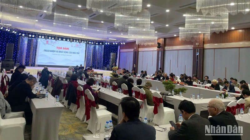 Cuộc tọa đàm thu hút đông đảo các nhà thơ, nhà văn, nhà nghiên cứu tham dự.