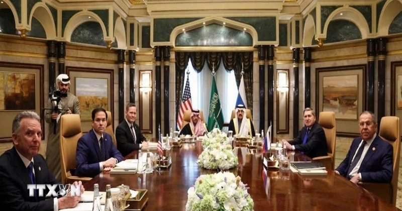 Ngoại trưởng Nga Sergey Lavrov (phải) và Ngoại trưởng Mỹ Marco Rubio (thứ hai, trái) tại cuộc đàm phán ở Riyadh (Saudi Arabia) ngày 18/2. (Ảnh: Reuters/TTXVN)