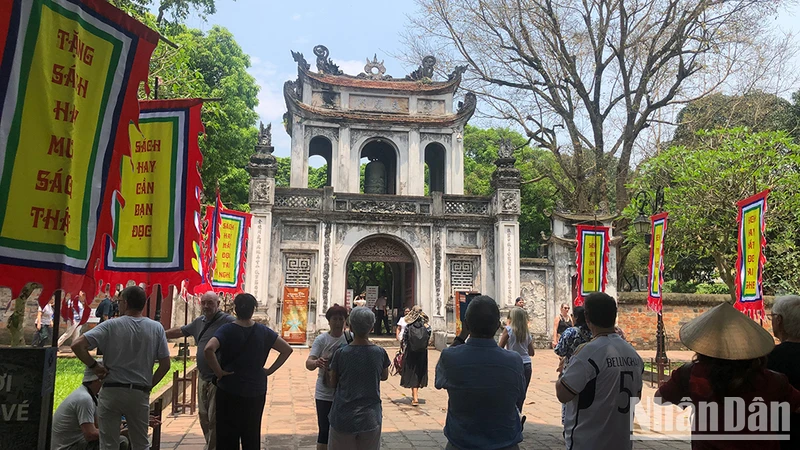 Des touristes étrangers visitent le Temple de la Littérature, à Hanoi.