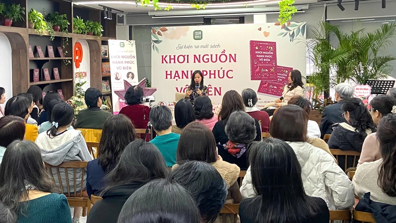 Buổi ra mắt sách “Khơi nguồn hạnh phúc vô biên” diễn ra ấm cúng với sự có mặt của tác giả Amy Nguyễn và diễn giả, TS Ngô Bích Ngọc. (Ảnh: 1980 Books) 