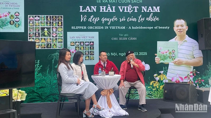 Tác giả Chu Xuân Cảnh (thứ hai từ phải sang) tại buổi ra mắt sách.