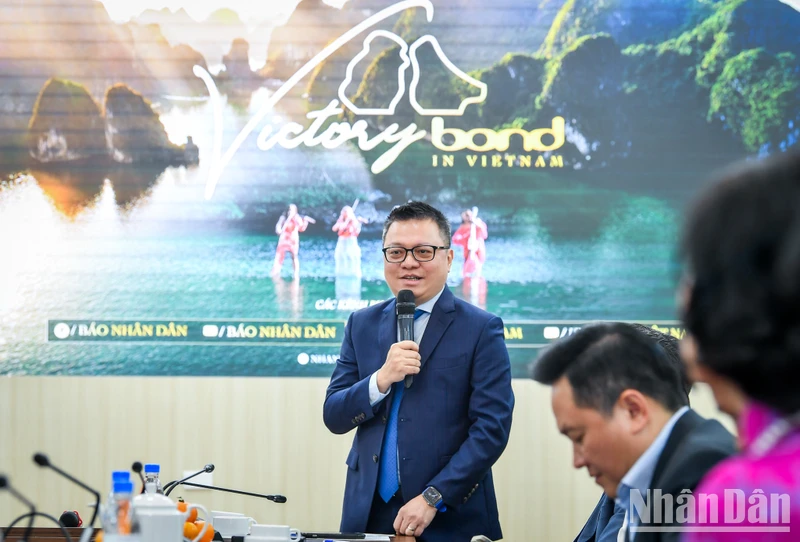 Tổng Biên tập Báo Nhân Dân Lê Quốc Minh giới thiệu về MV "Victory - Bond in Vietnam" trong lễ ra mắt. (Ảnh: THÀNH ĐẠT)