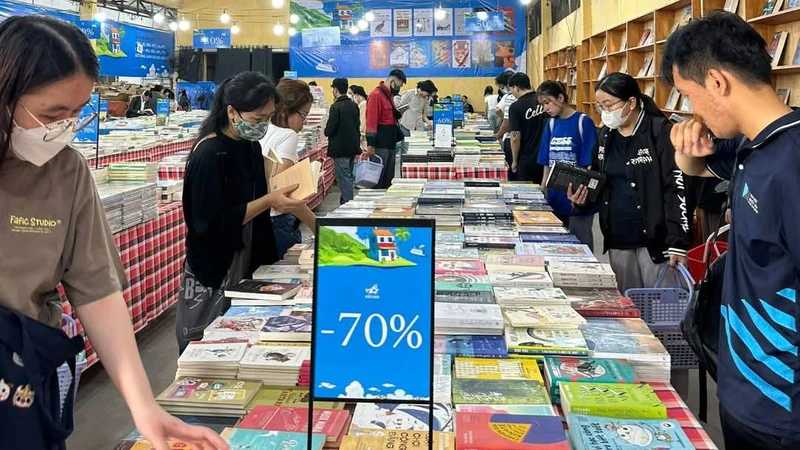 Bạn đọc tại Hội sách Nhã Nam Thành phố Hồ Chí Minh. (Ảnh: Nhã Nam)