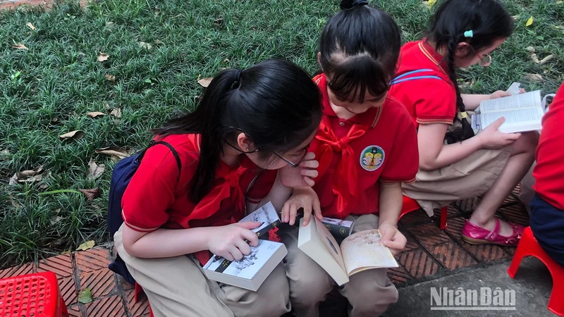 Các em nhỏ đọc sách trong khuôn viên Thư viện Quốc gia.