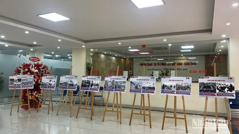 Những hình ảnh tư liệu lịch sử được trưng bày tại sảnh nhà E, Trường đại học Khoa học xã hội và Nhân văn.
