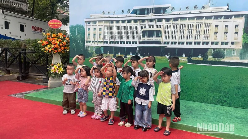 Học sinh mầm non được các cô đưa đến tham quan triển lãm.