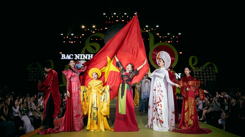 Nhà thiết kế Thạch Linh (giữa) trong show diễn. (Ảnh: NVCC)