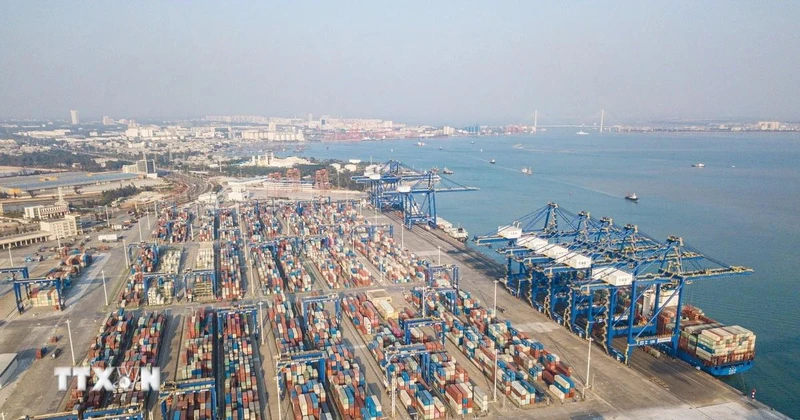 Quang cảnh cảng hàng hóa tại tỉnh Hải Nam, Trung Quốc. (Ảnh: TTXVN)