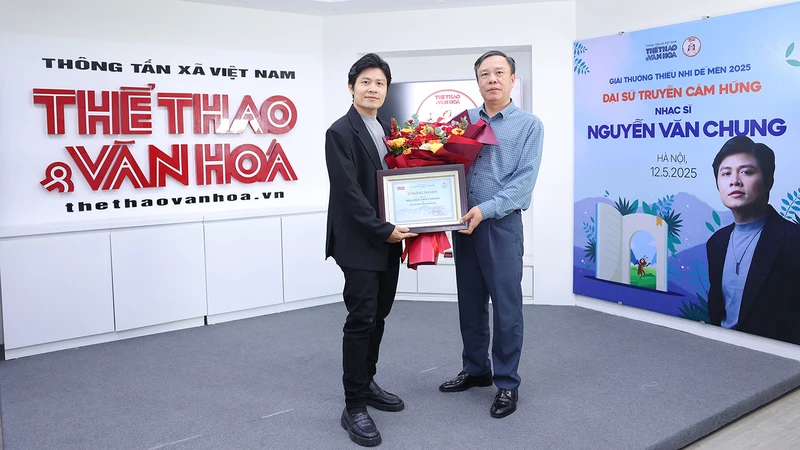 Tổng Biên tập Báo Thể thao và Văn hóa Nguyễn Thiện Thuật trao hoa và Bằng chứng nhận Đại sứ truyền cảm hứng cho Nhạc sĩ Nguyễn Văn Chung. (Ảnh: Ban tổ chức) 