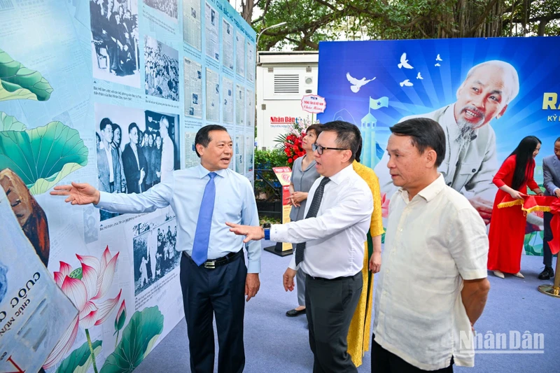 Tổng Biên tập Lê Quốc Minh giới thiệu về triển lãm tới các đại biểu. (Ảnh: THÀNH ĐẠT)