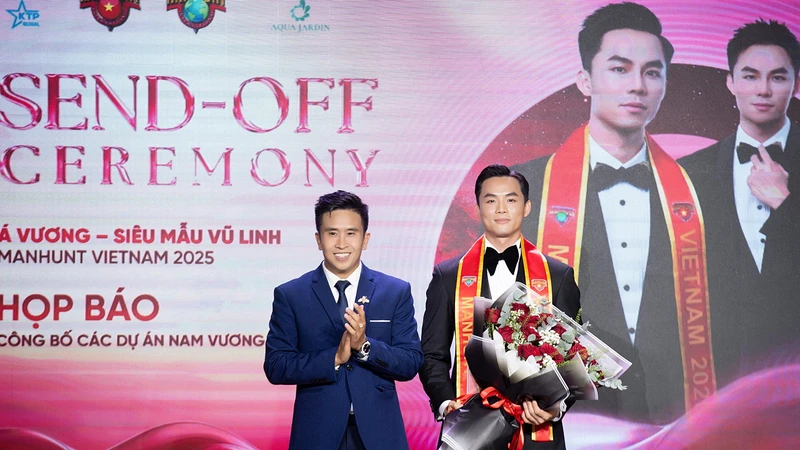 Vũ Linh (bên trái) nhận sash cuộc thi. (Ảnh: Ban tổ chức)