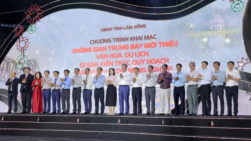 Các đại biểu tại lễ khai mạc Không gian trưng bày văn hóa du lịch Lâm Đồng tại Hà Nội. (Ảnh: Ban tổ chức)