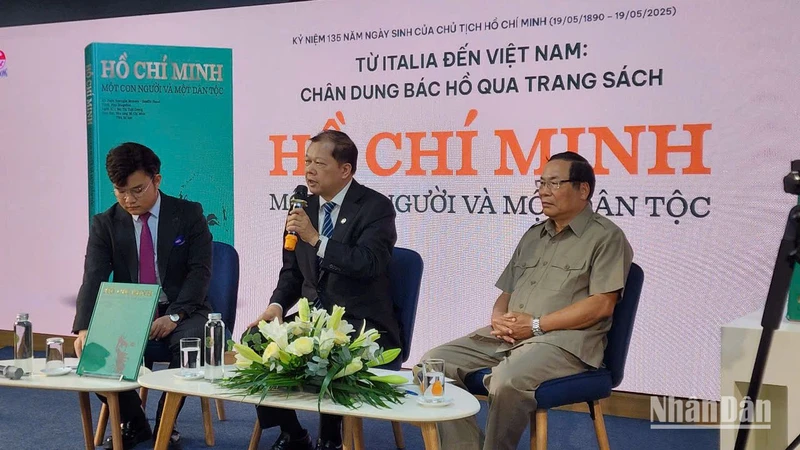 Các diễn giả chia sẻ về cuốn sách. 