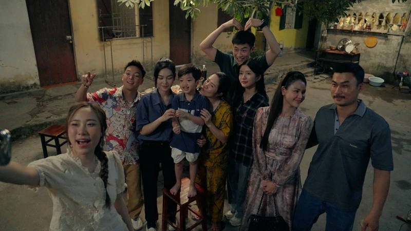 Các diễn viên trong phim "DỊu dàng màu nắng". (Ảnh: VFC)
