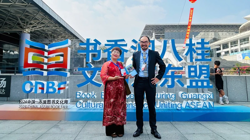 Dịch giả Nguyễn Lệ Chi (Chibooks) và tác giả Đỗ Quang Tuấn Hoàng. (Ảnh: Chibooks)